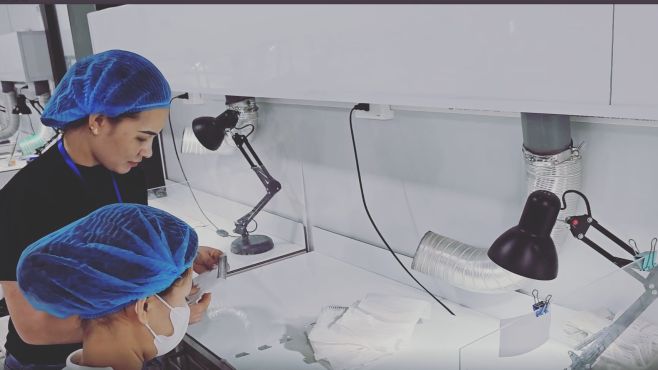 Za našimi řasami stojí skutečný výrobní proces. Místem, kde vznikají sypané řasy i vějířky je naše továrna ve Vietnamu....